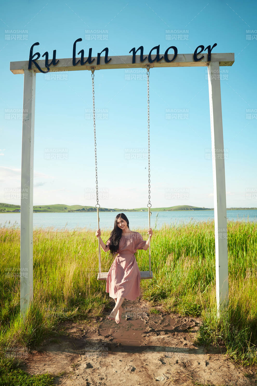 盛夏湖畔荡秋千的亚洲美女