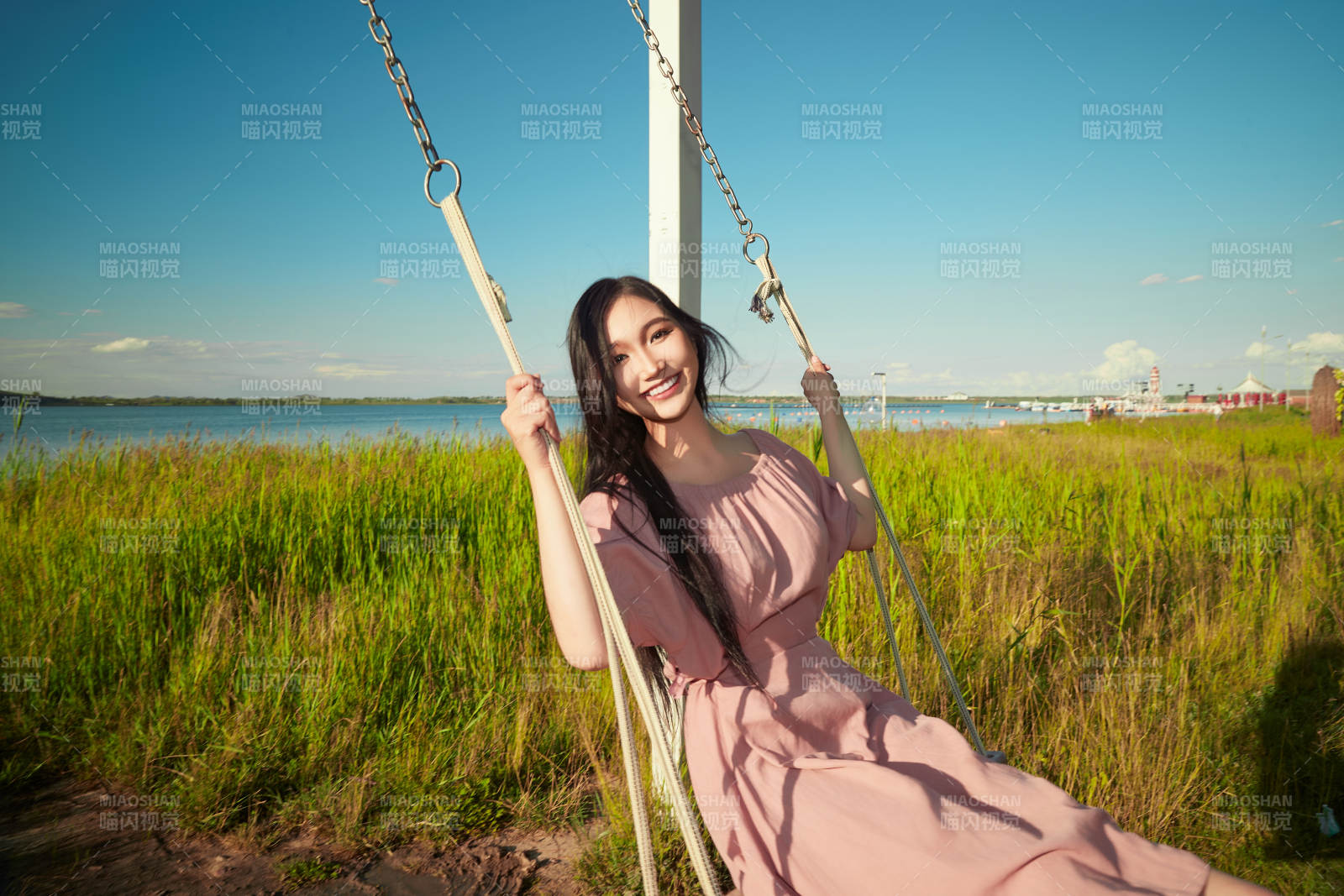盛夏湖畔蕩秋千的亞洲美女