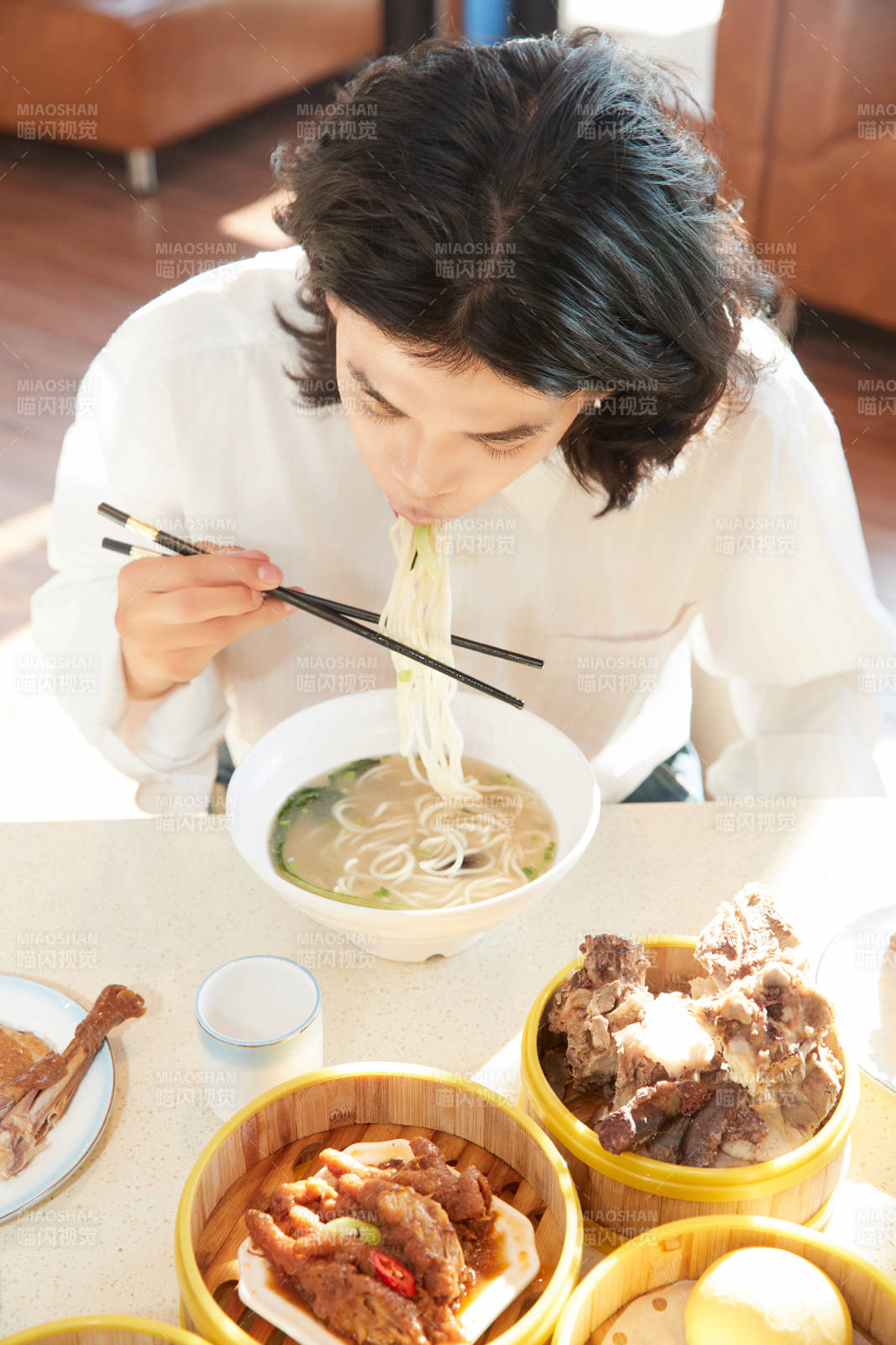 在茶餐廳大吃特吃的青年男性