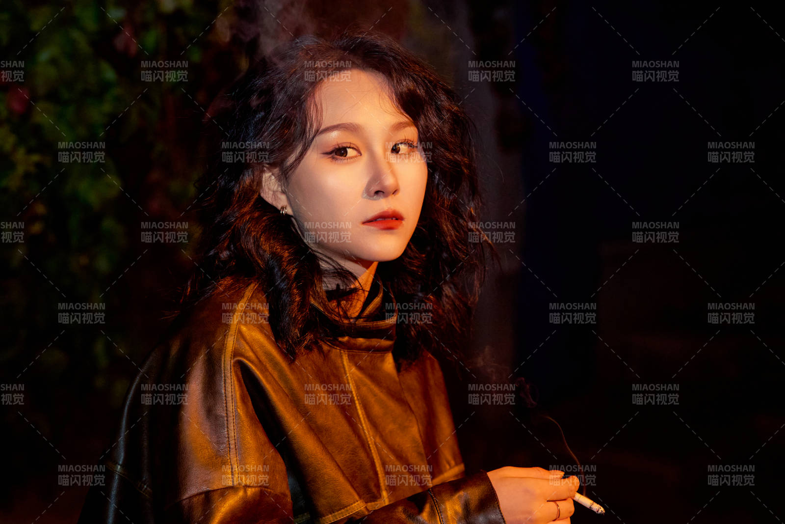 夜色路燈下的憂郁亞洲女性