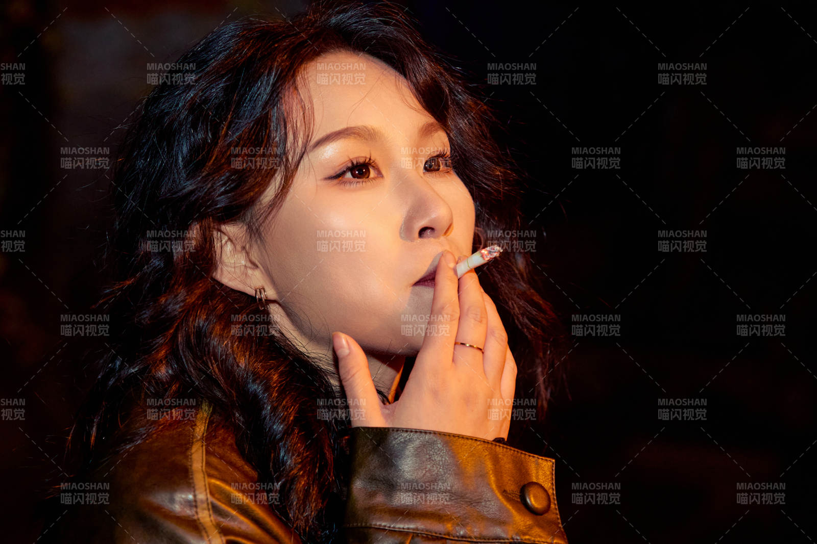 夜色路灯下的忧郁亚洲女性