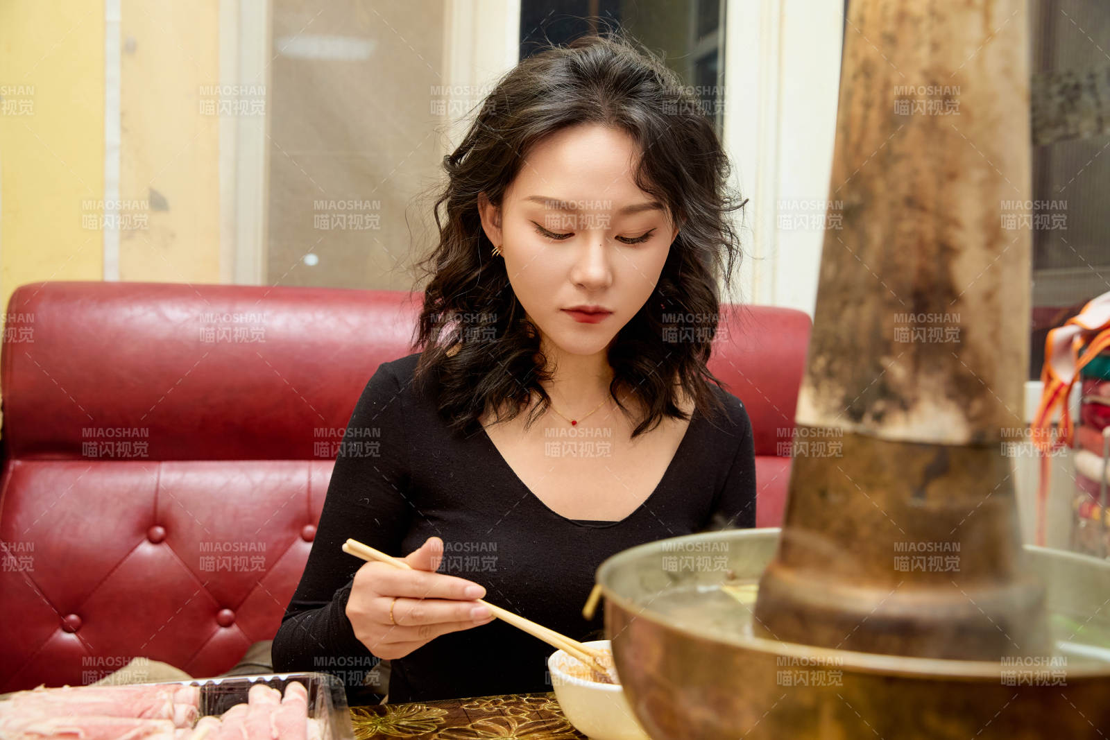 飯店吃傳統(tǒng)銅鍋涮肉的東方美女