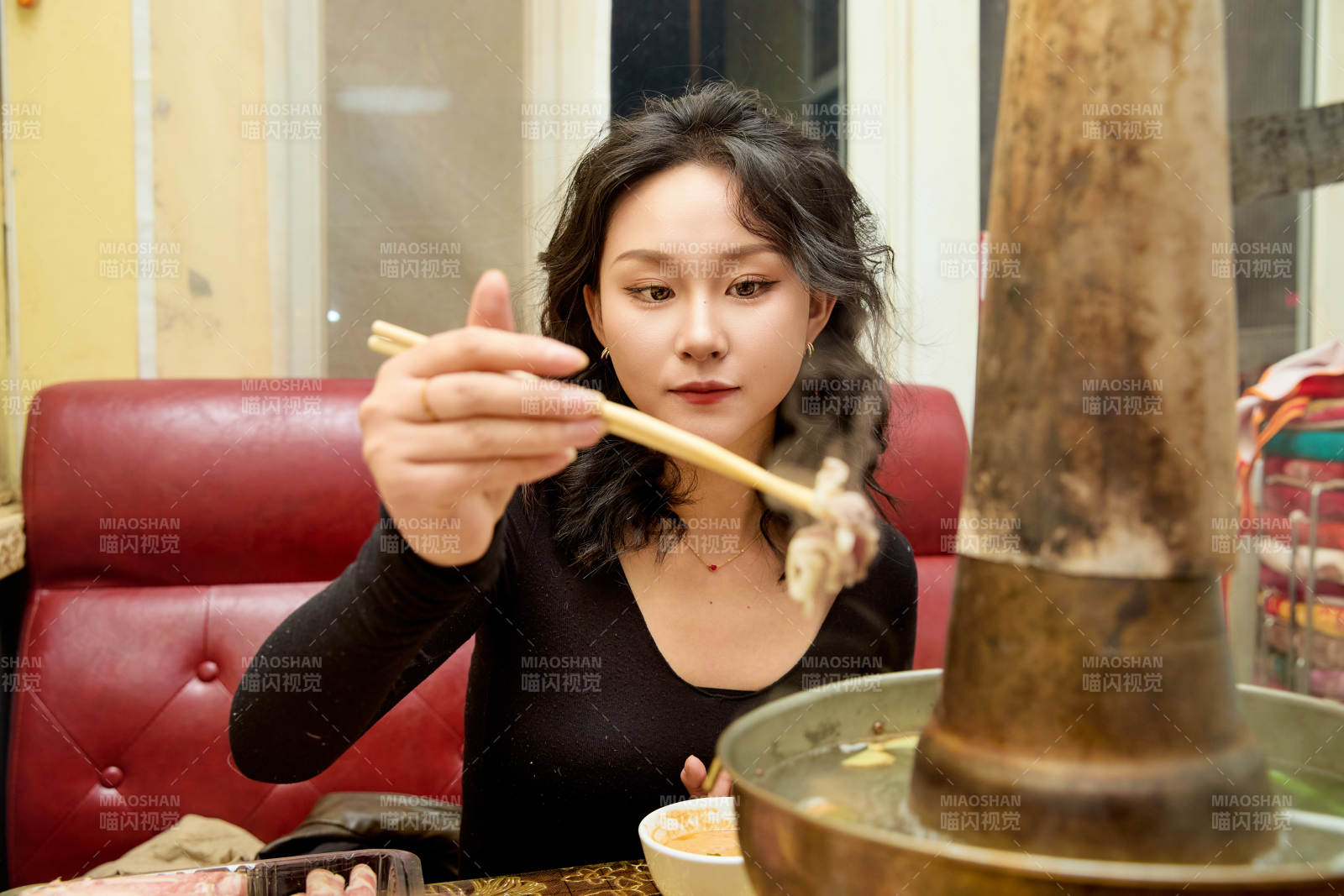 飯店吃傳統銅鍋涮肉的東方美女