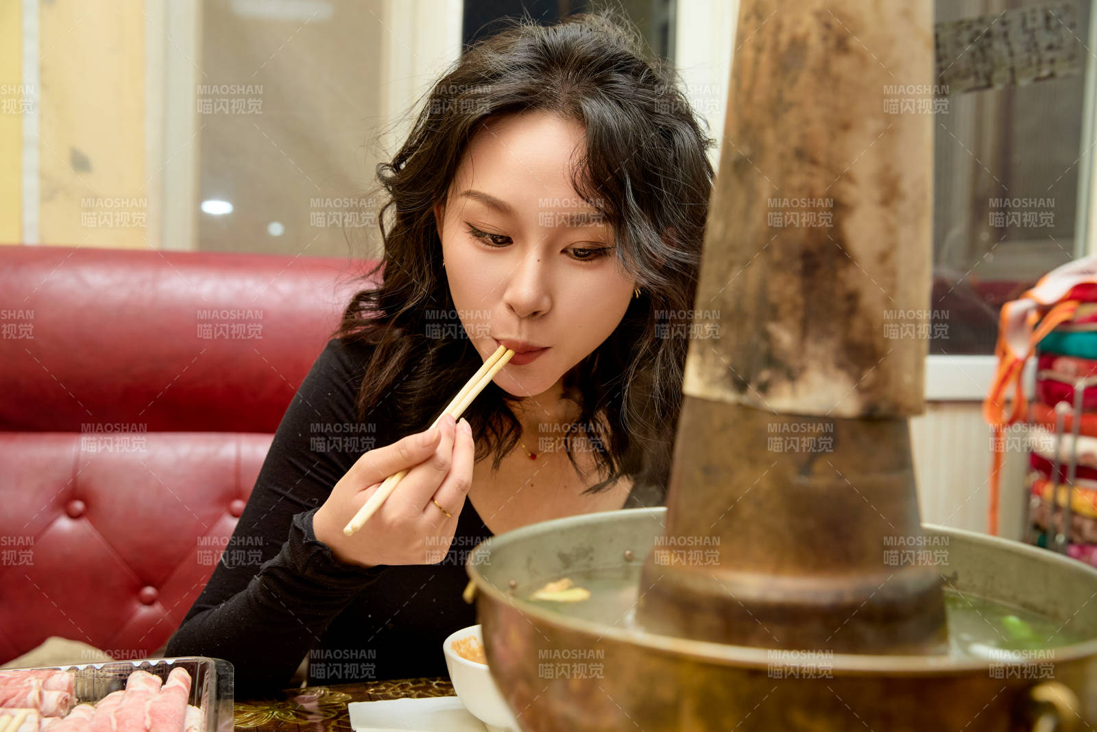 飯店吃傳統銅鍋涮肉的東方美女