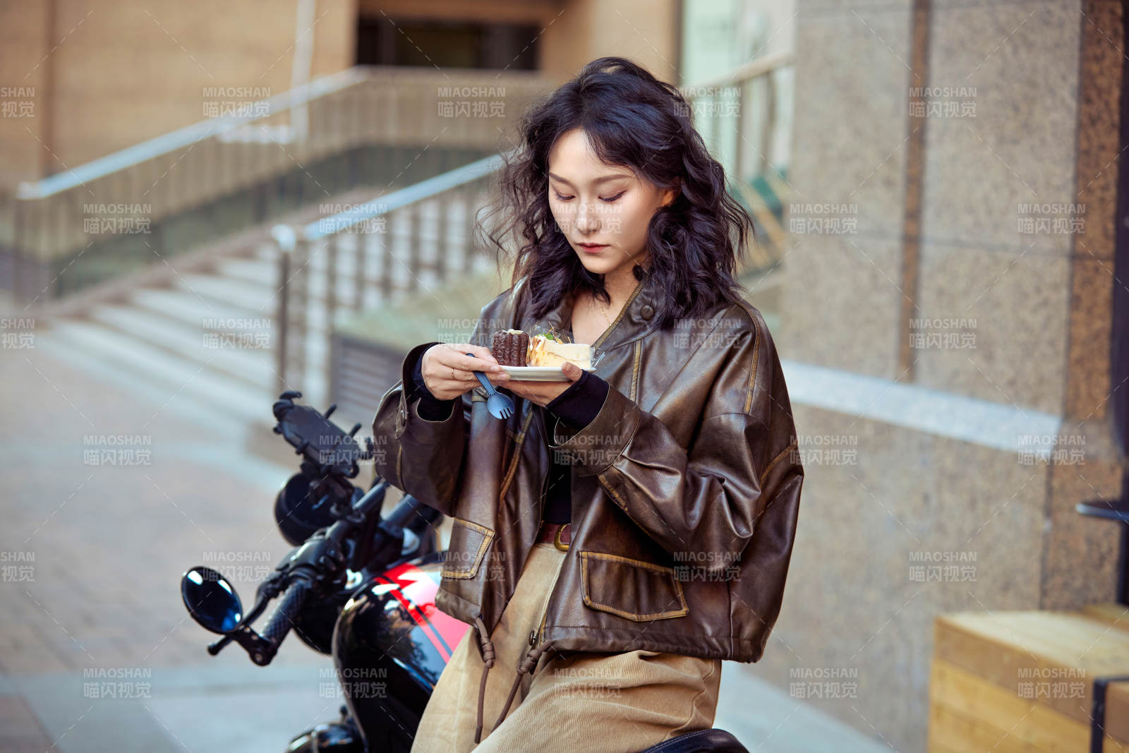 户外在复古机车上品尝甜点的亚洲美女