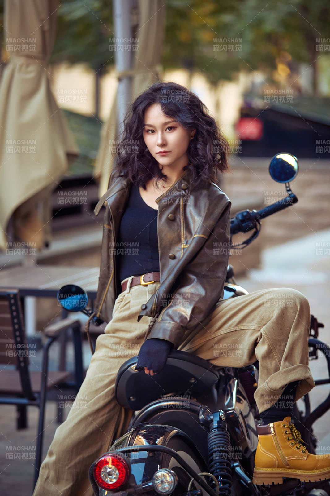 騎在復古摩托車上的亞洲美女