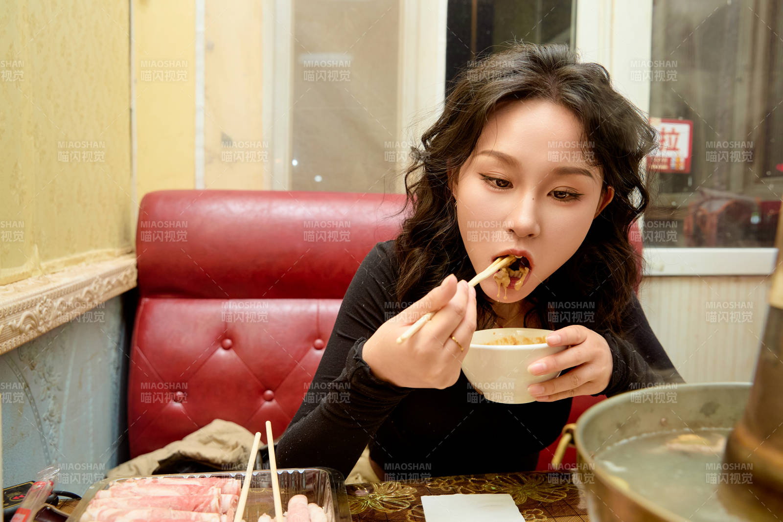 飯店吃傳統(tǒng)銅鍋涮肉的東方美女