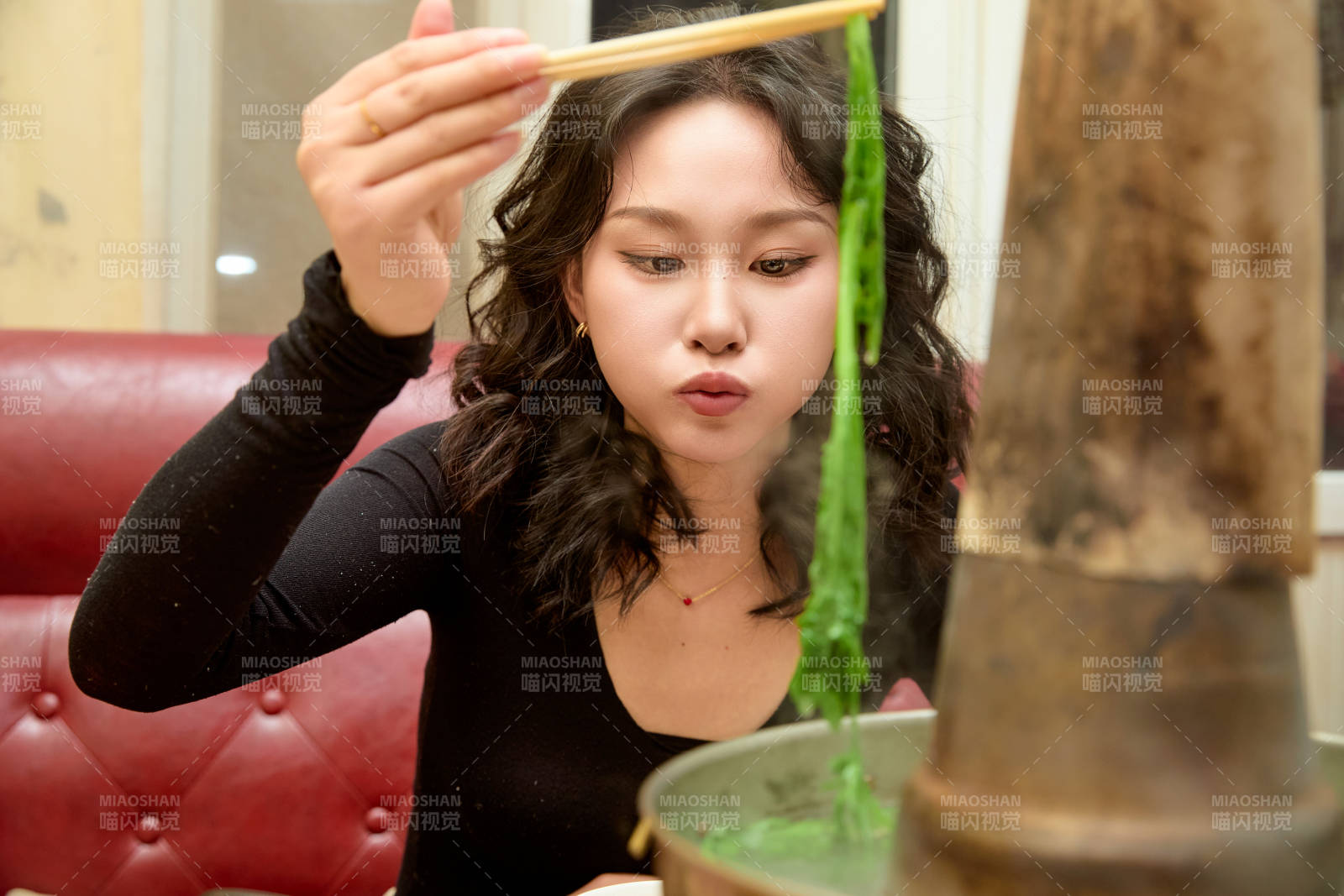 饭店吃传统铜锅涮肉的东方美女