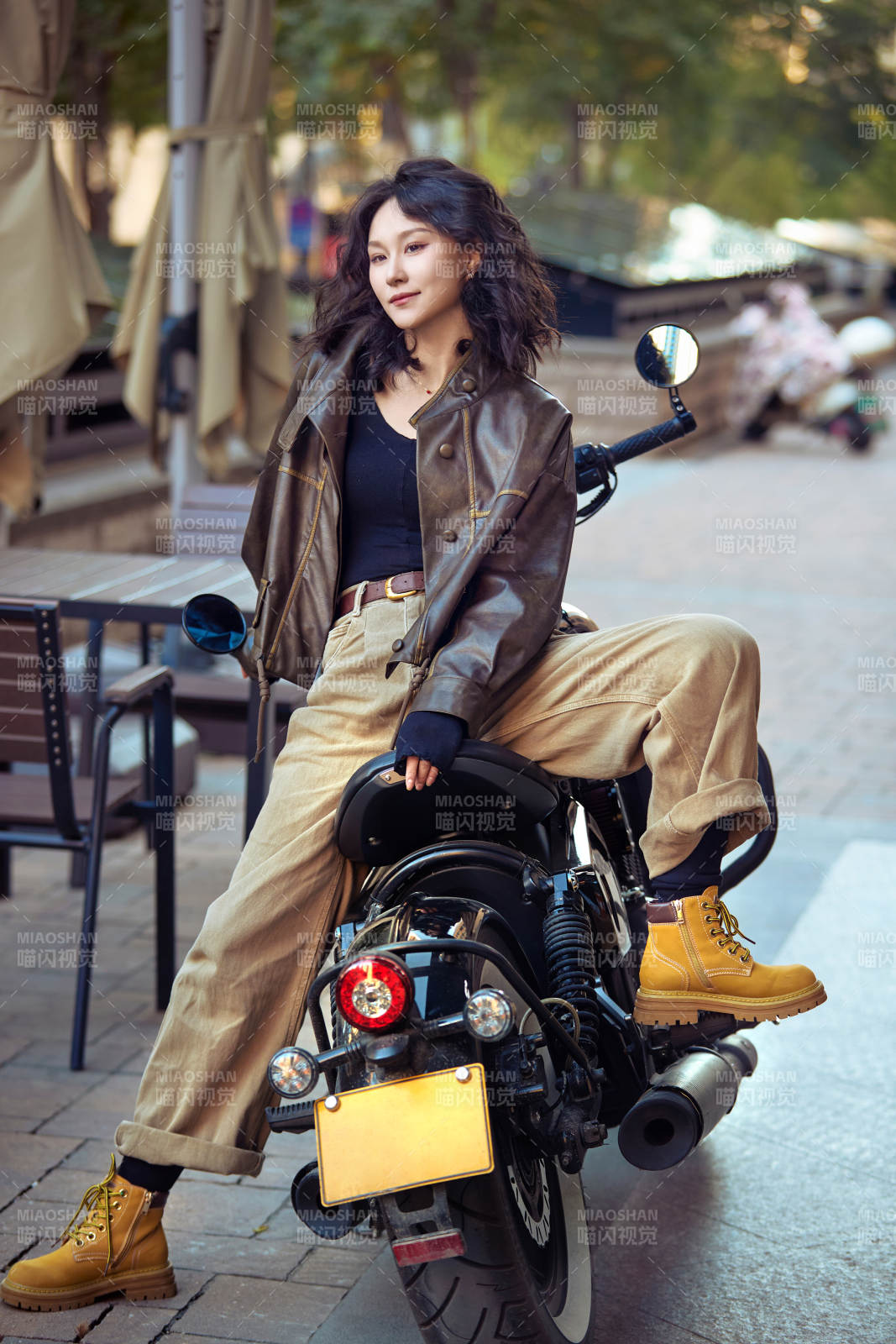 騎在復(fù)古摩托車上的亞洲美女