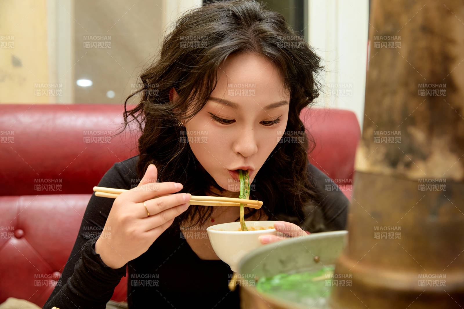 飯店吃傳統銅鍋涮肉的東方美女