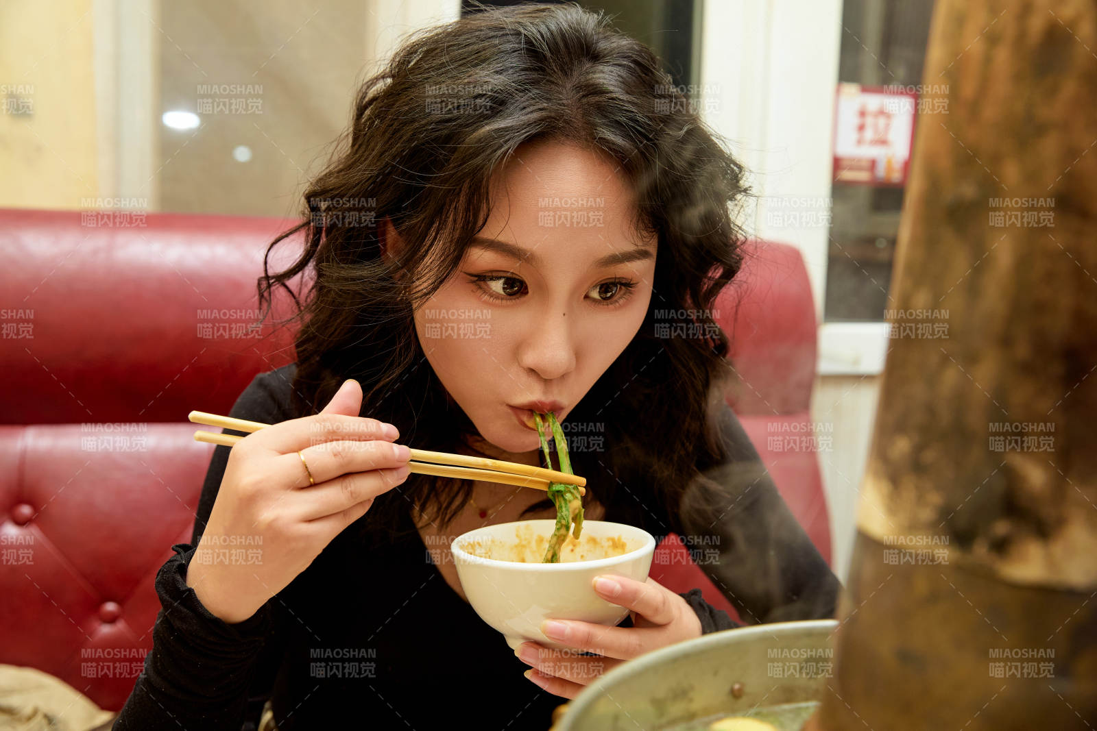 飯店吃傳統(tǒng)銅鍋涮肉的東方美女