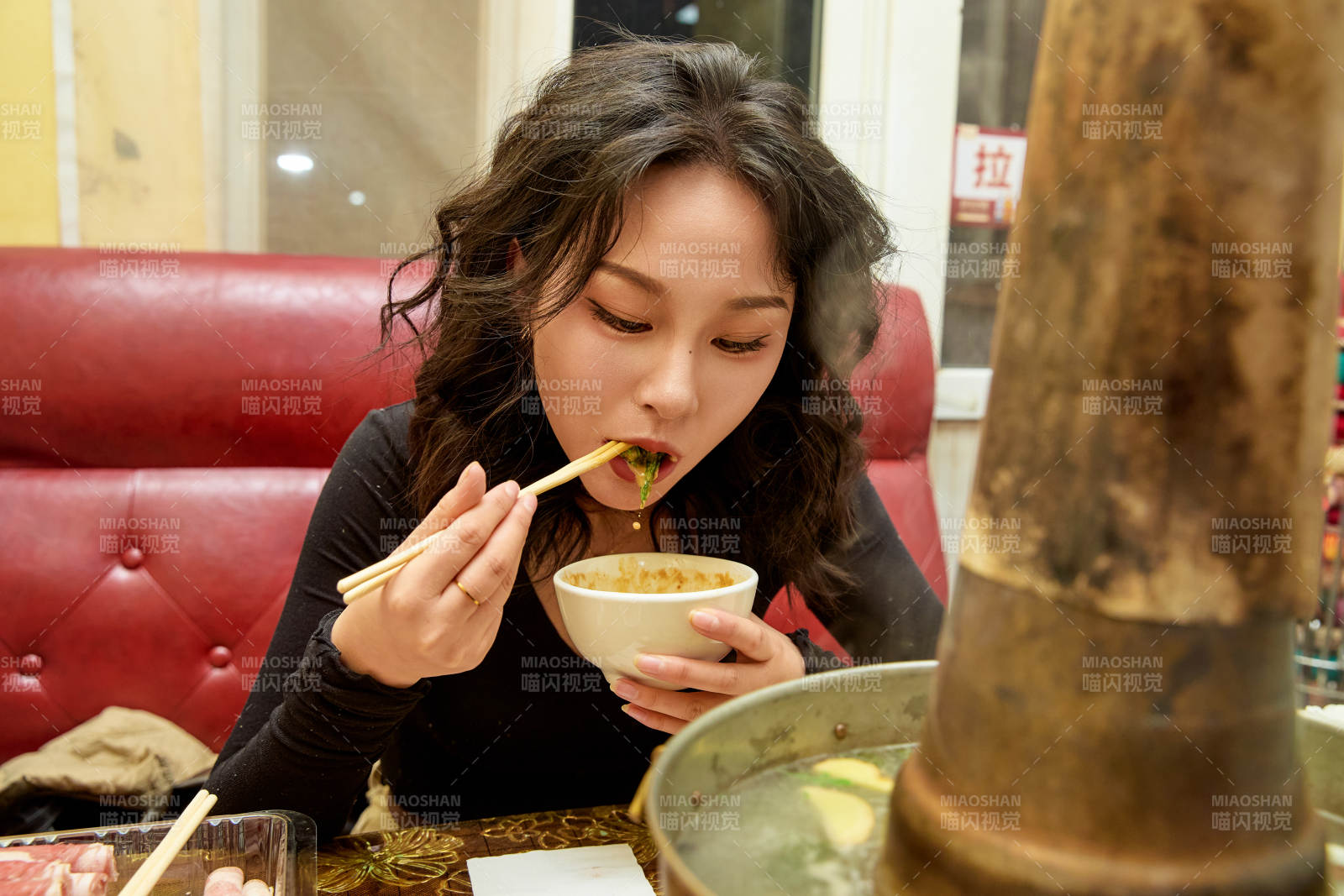 飯店吃傳統(tǒng)銅鍋涮肉的東方美女