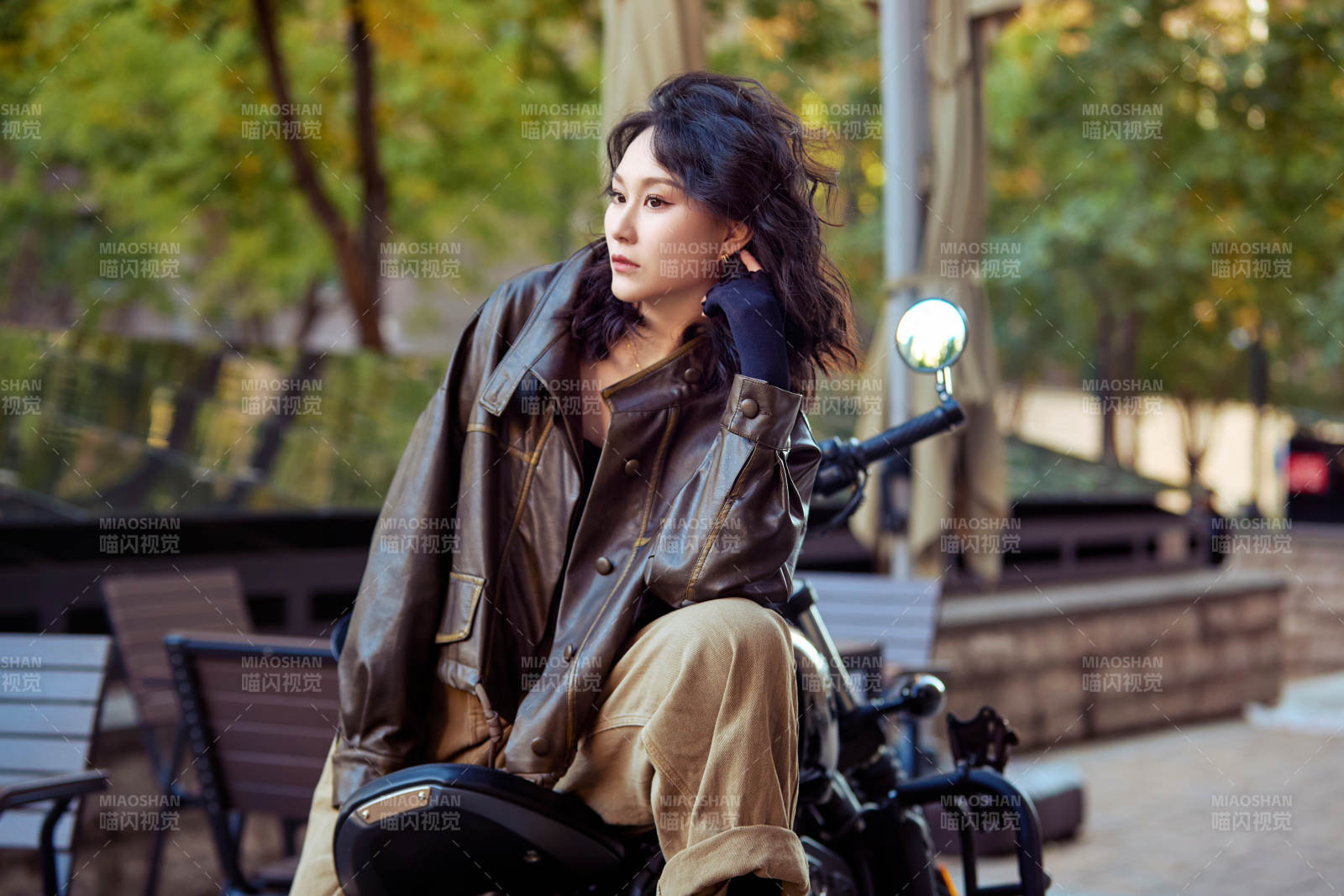 騎在復古摩托車上的亞洲美女