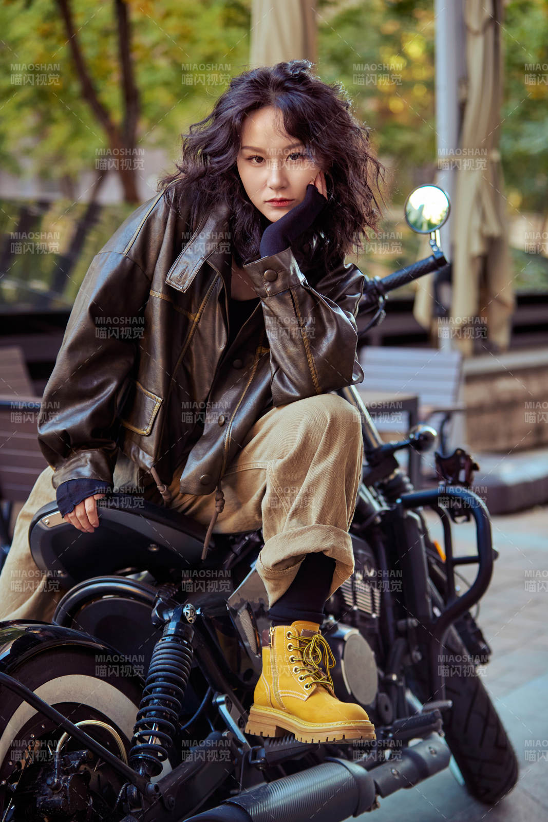 騎在復古摩托車上的亞洲美女