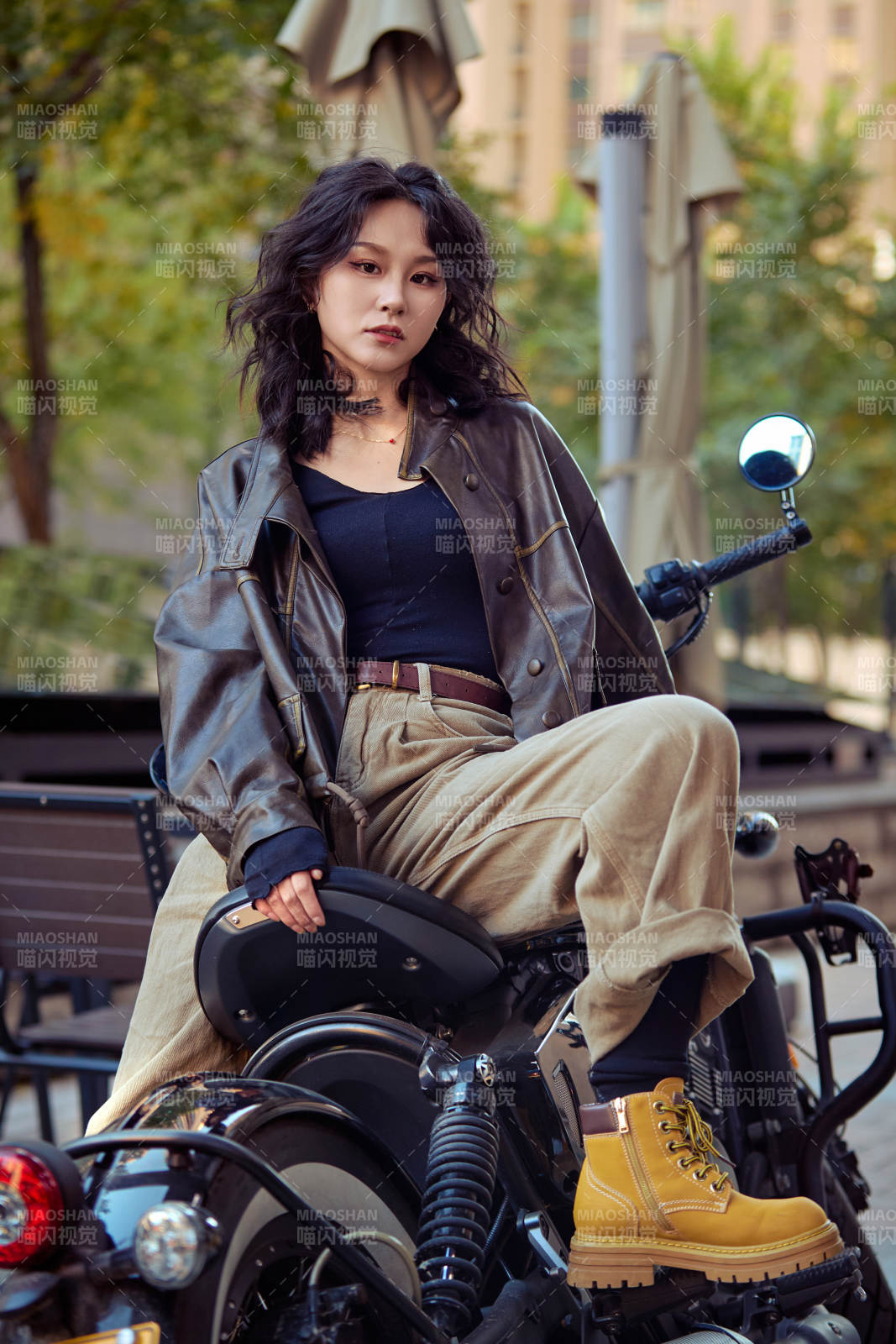 騎在復(fù)古摩托車上的亞洲美女