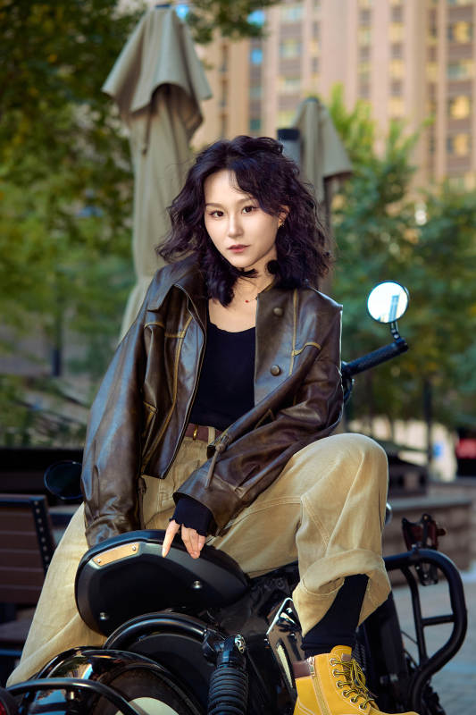 骑在复古摩托车上的亚洲美女