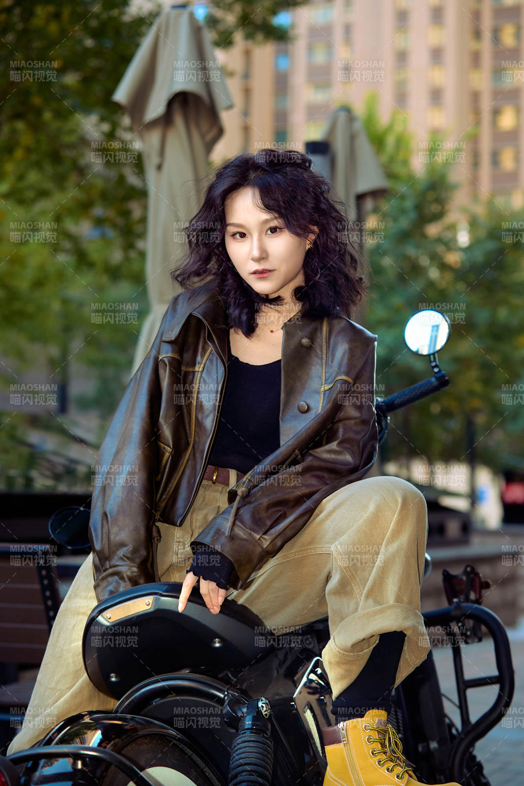 骑在复古摩托车上的亚洲美女