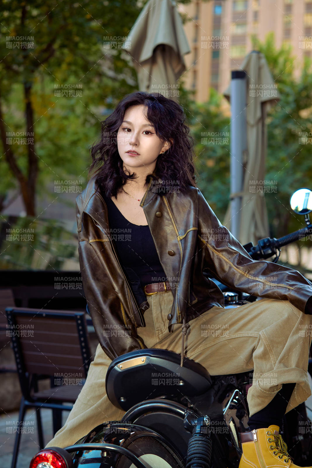 騎在復(fù)古摩托車上的亞洲美女