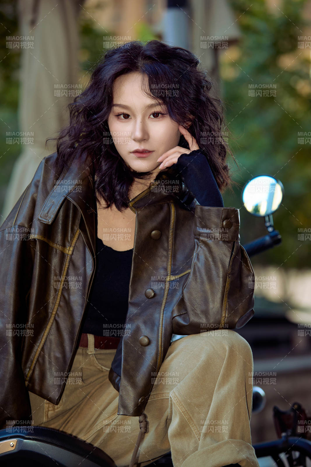 騎在復古摩托車上的亞洲美女