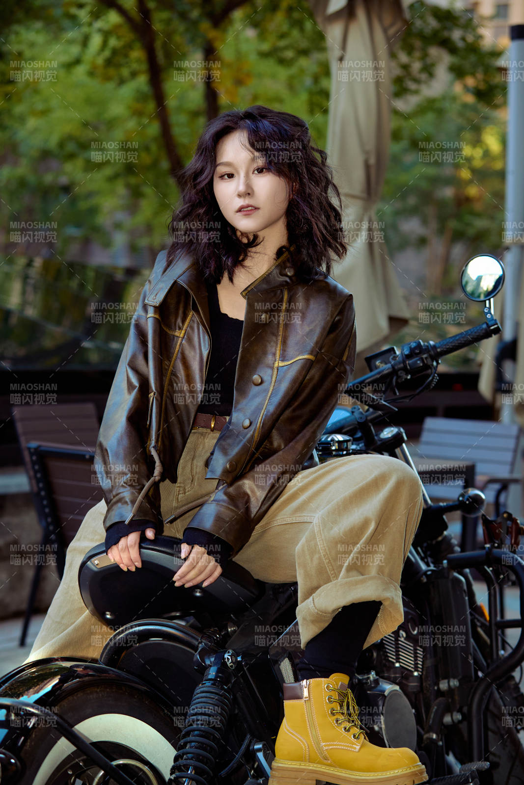 騎在復古摩托車上的亞洲美女