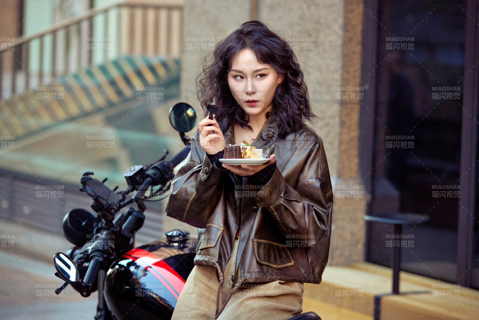 戶外在復古機車上品嘗甜點的亞洲美女