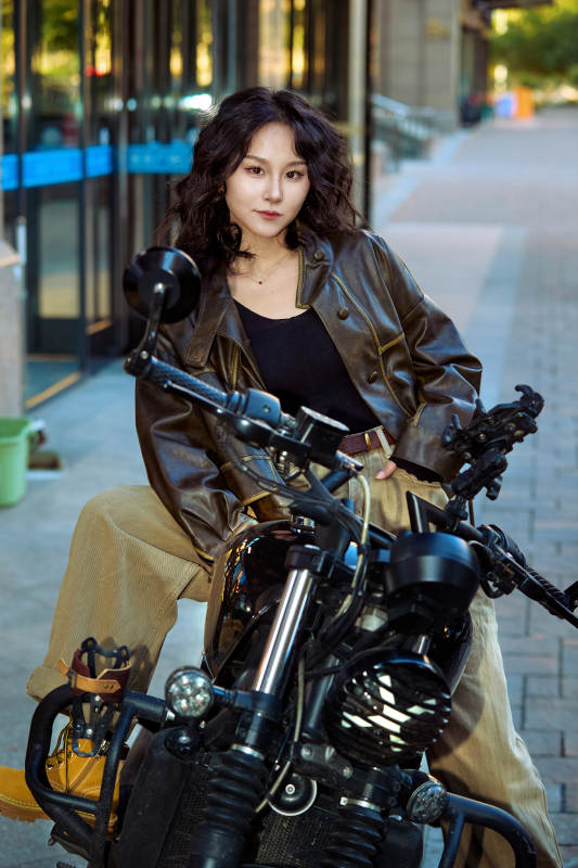 骑在复古摩托车上的亚洲美女