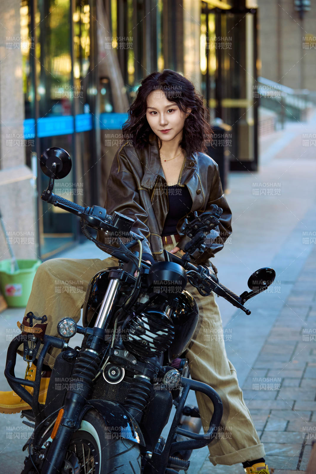 騎在復古摩托車上的亞洲美女