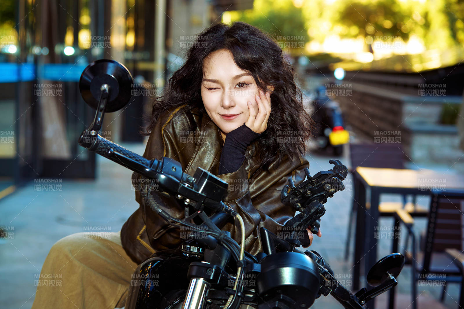 騎在復(fù)古摩托車上的亞洲美女