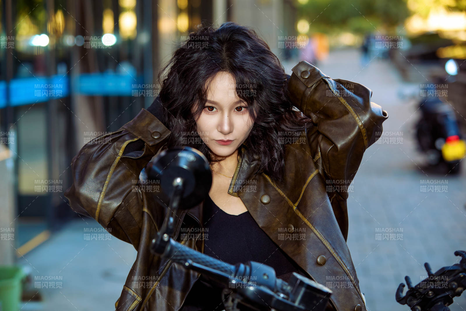 騎在復古摩托車上的亞洲美女