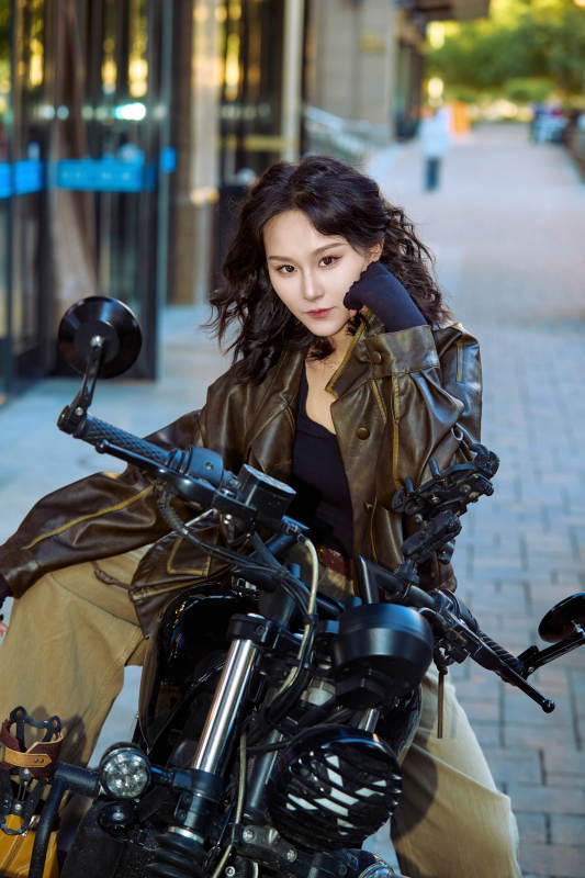 骑在复古摩托车上的亚洲美女