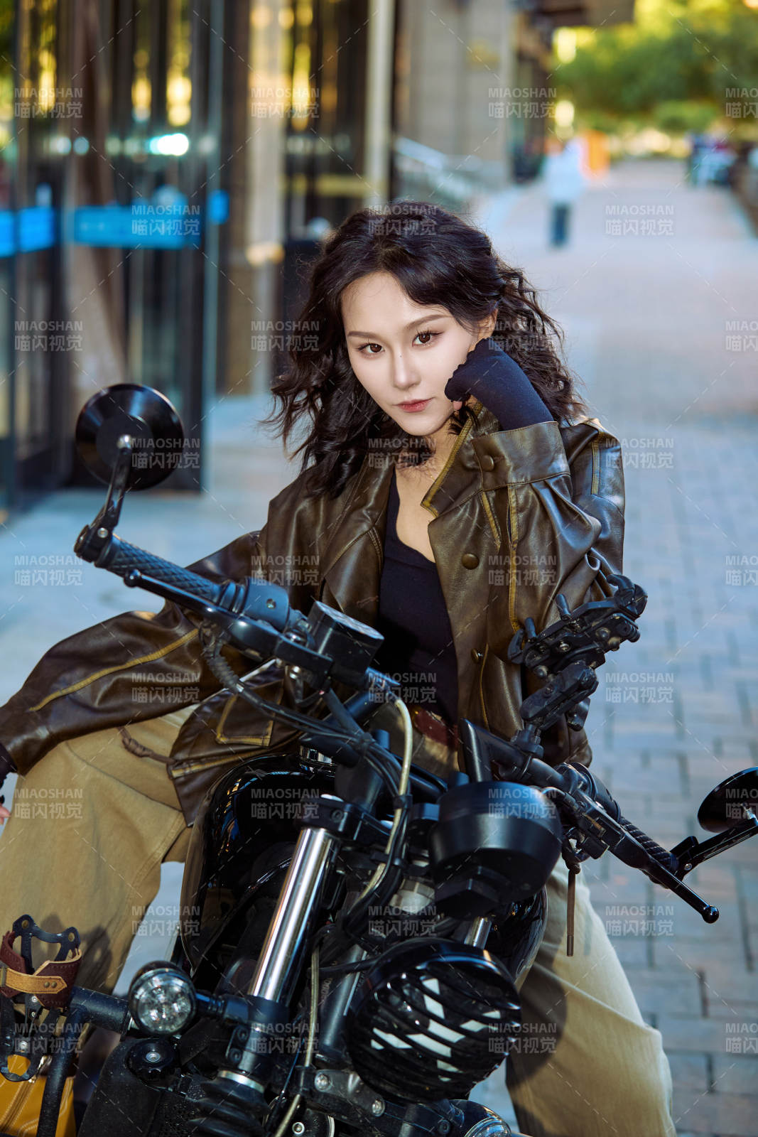 骑在复古摩托车上的亚洲美女