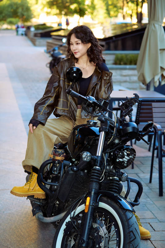 骑在复古摩托车上的亚洲美女