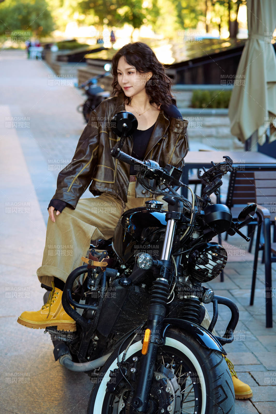 骑在复古摩托车上的亚洲美女
