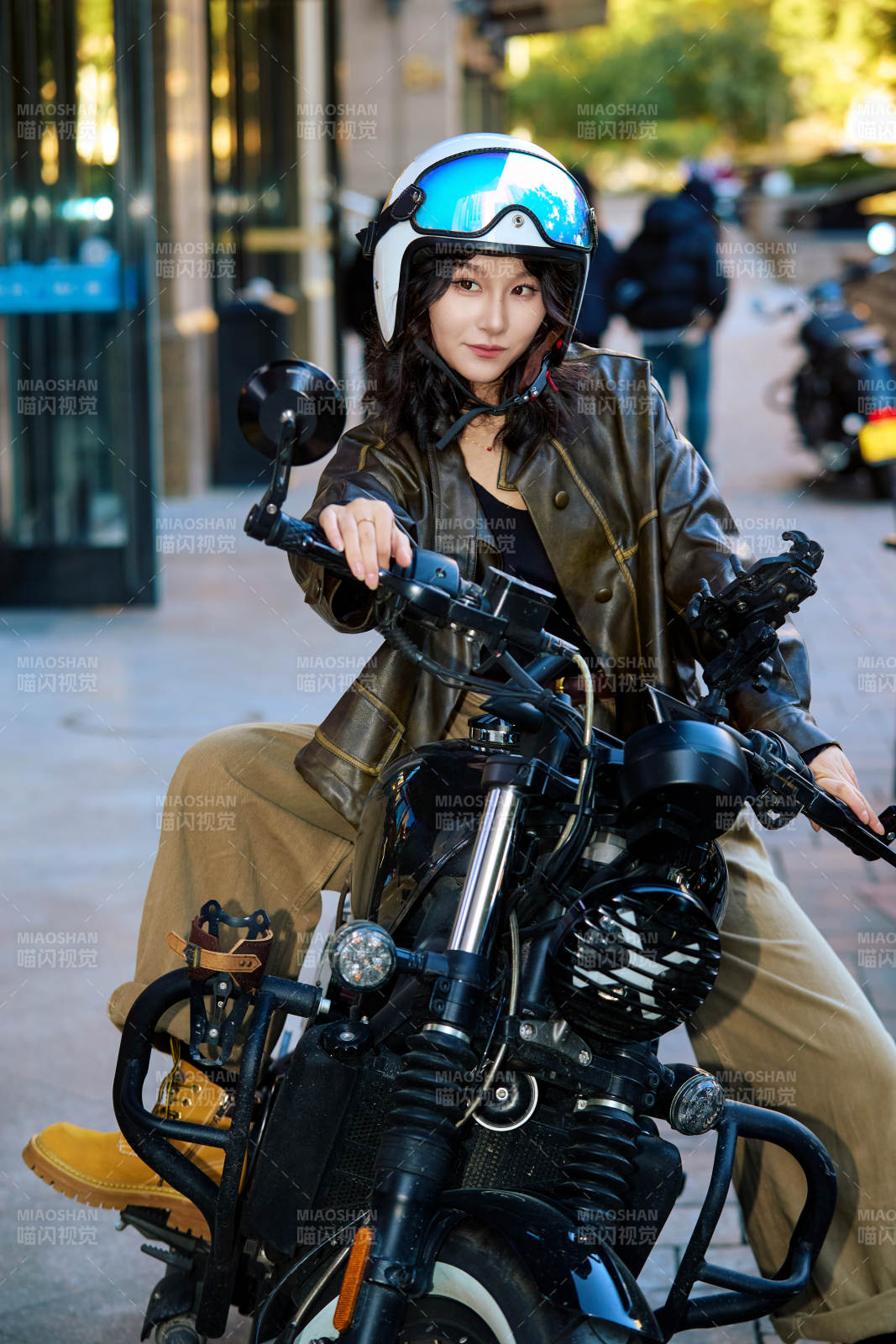 騎在復(fù)古摩托車上的亞洲美女