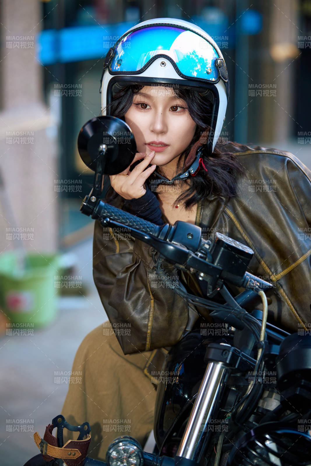 騎在復(fù)古摩托車上的亞洲美女