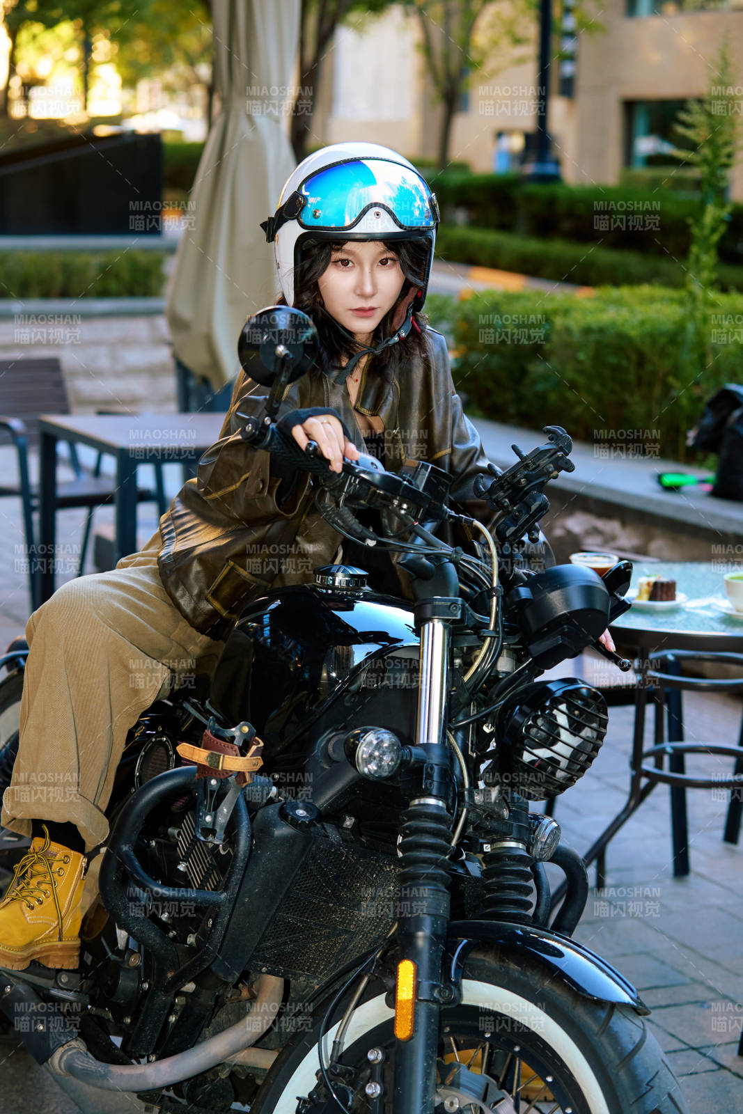 骑在复古摩托车上的亚洲美女