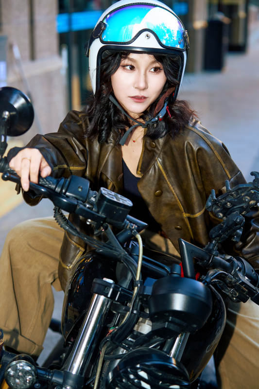 骑在复古摩托车上的亚洲美女