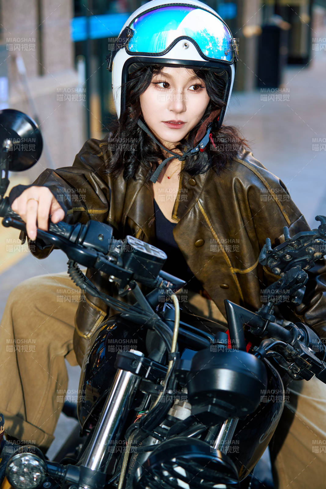 骑在复古摩托车上的亚洲美女