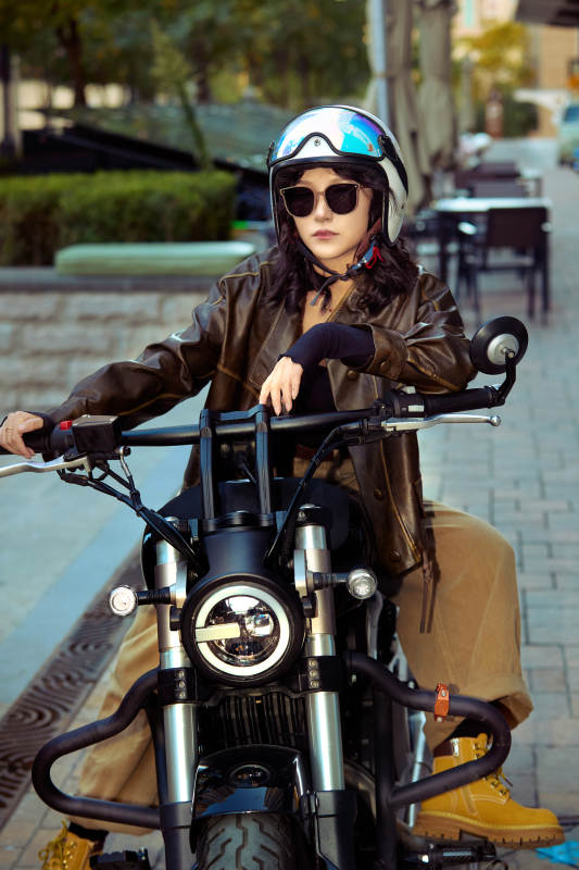 骑在复古摩托车上的亚洲美女