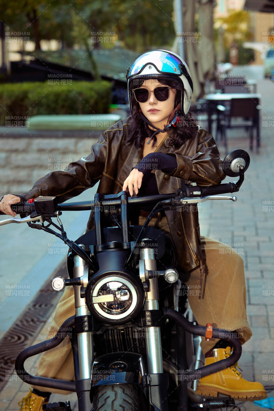 骑在复古摩托车上的亚洲美女