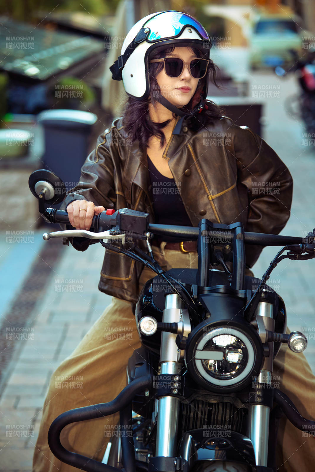 骑在复古摩托车上的亚洲美女