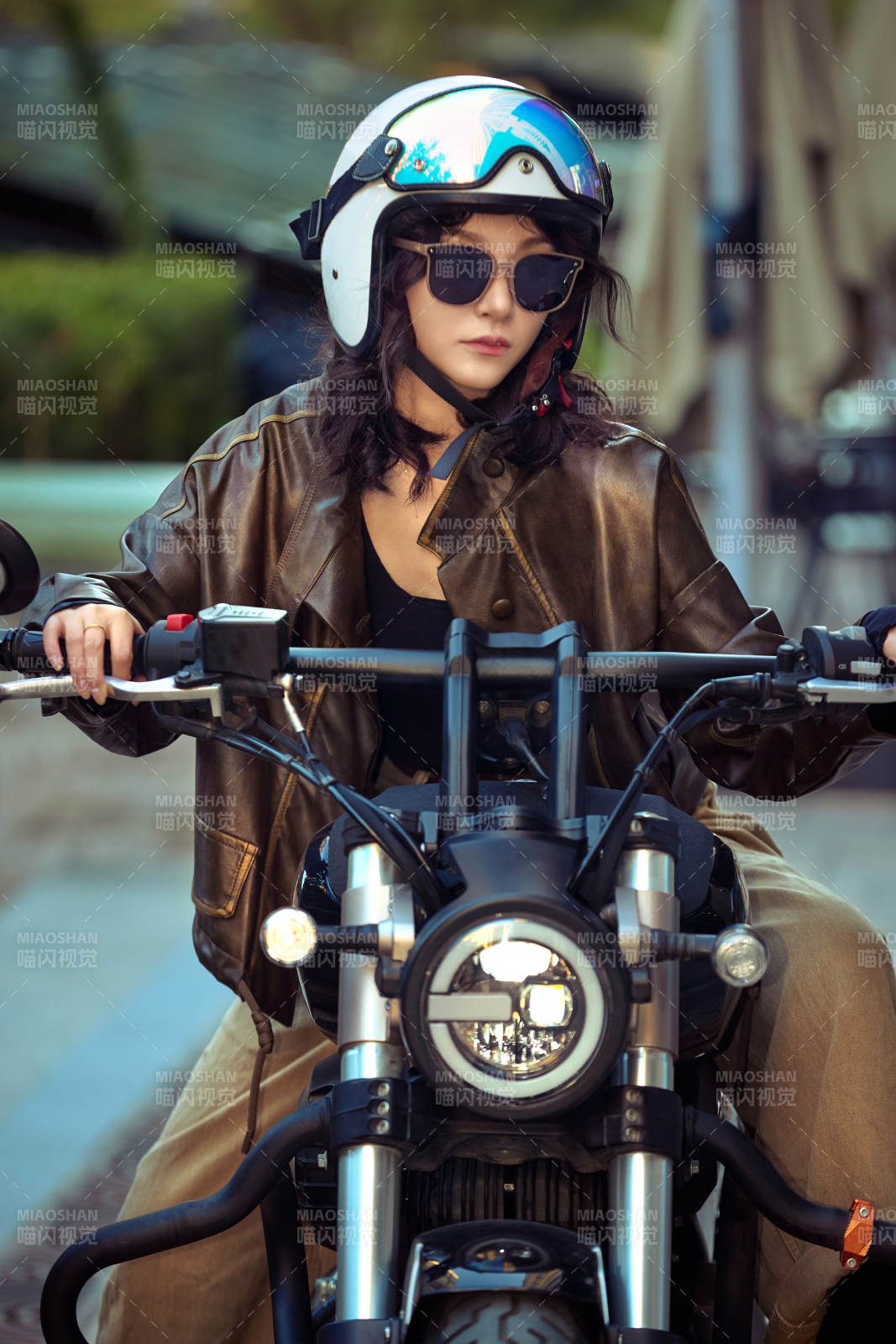 騎在復古摩托車上的亞洲美女