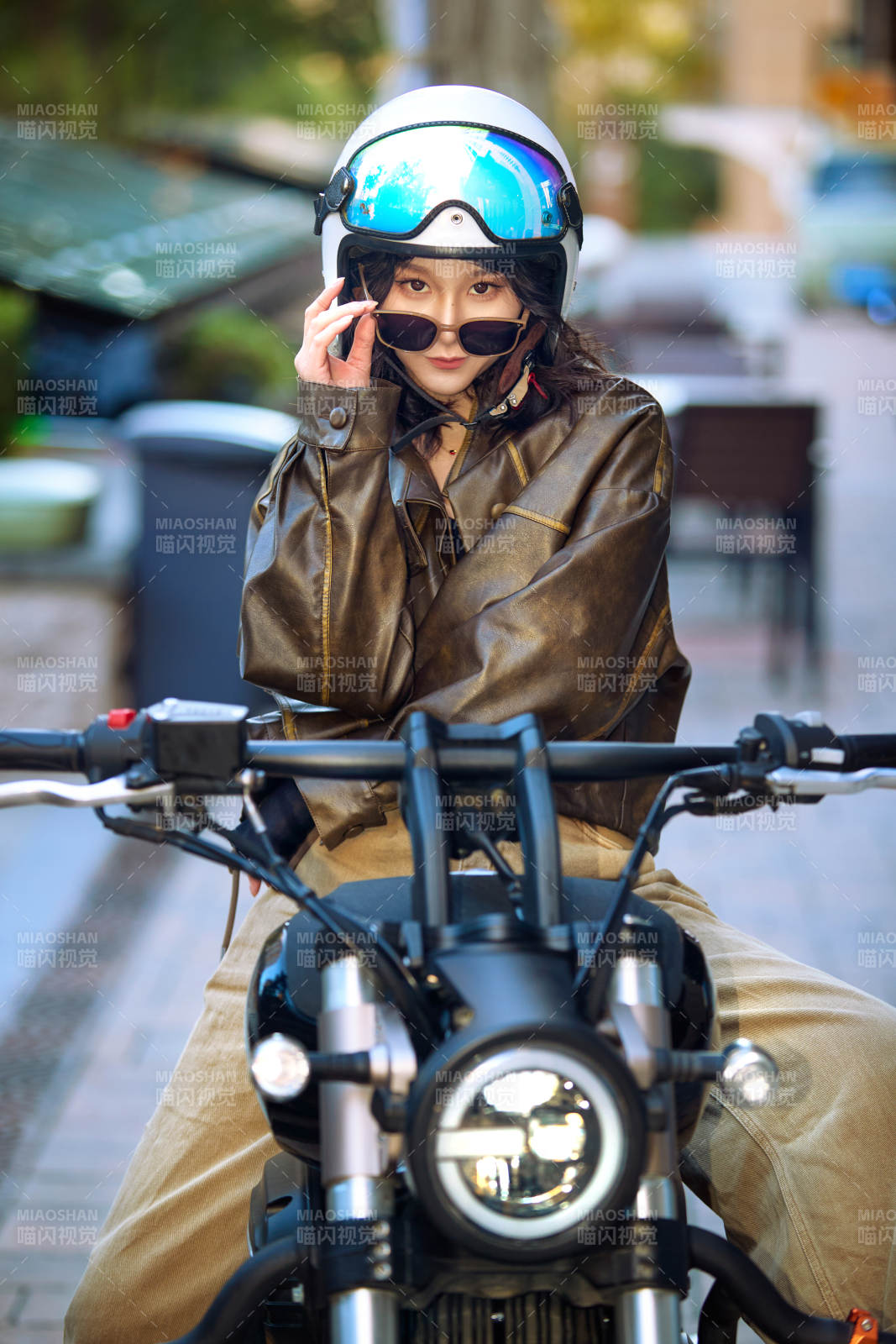 騎在復(fù)古摩托車上的亞洲美女