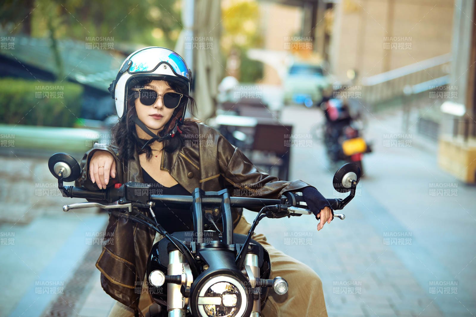 騎在復古摩托車上的亞洲美女