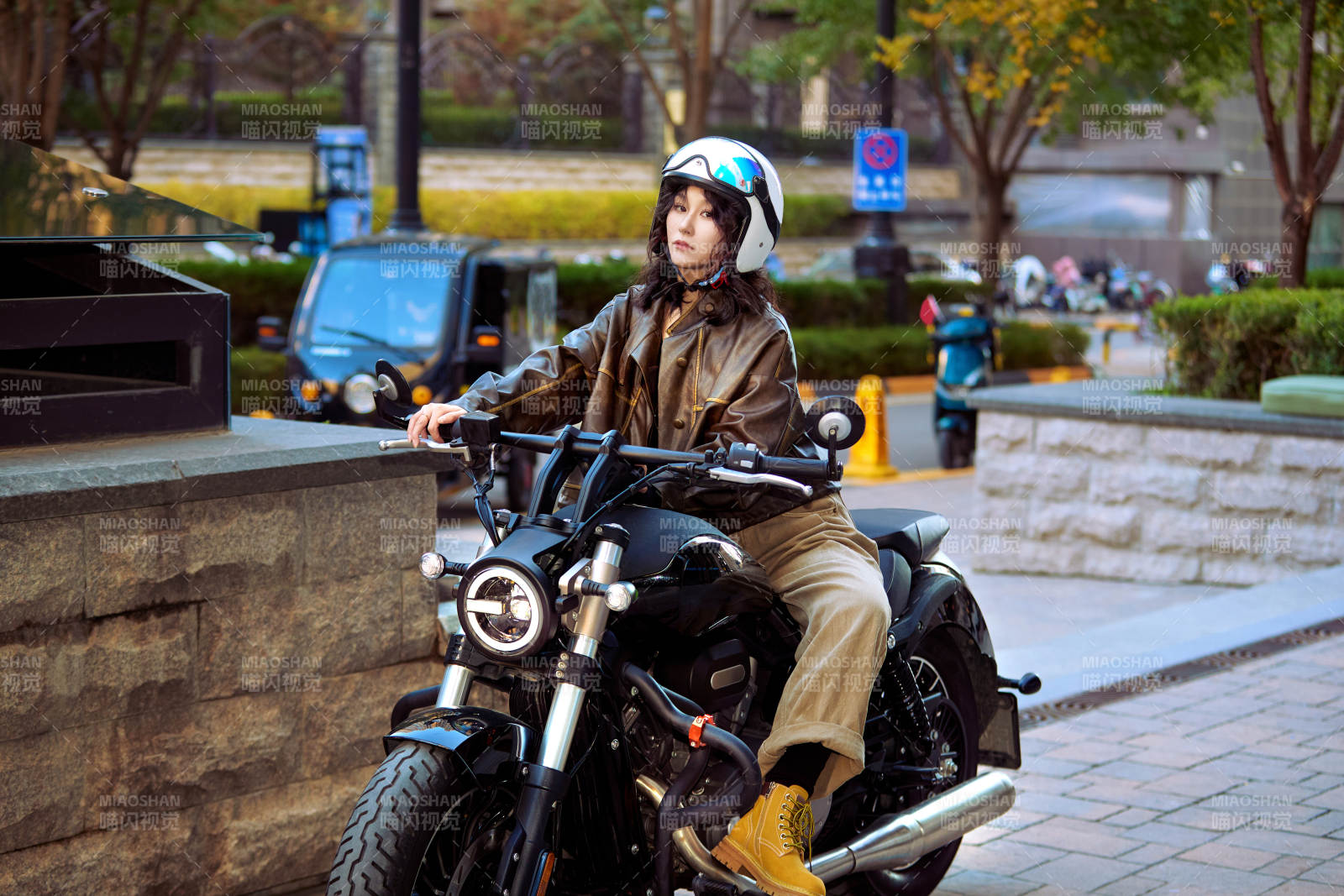 騎在復(fù)古摩托車上的亞洲美女