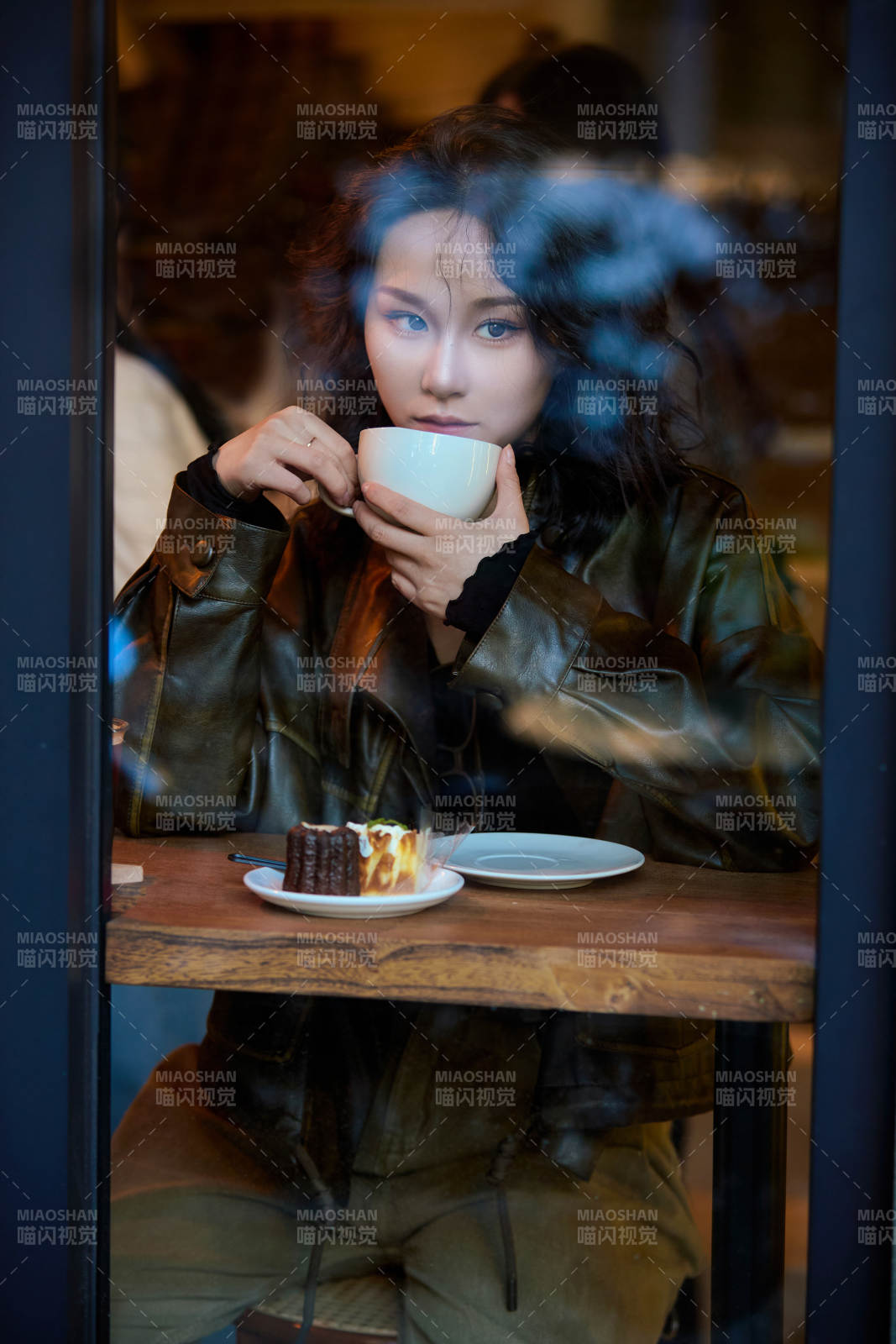 坐在咖啡店里享受咖啡下午茶的美女