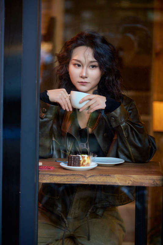 坐在咖啡店里享受咖啡下午茶的美女