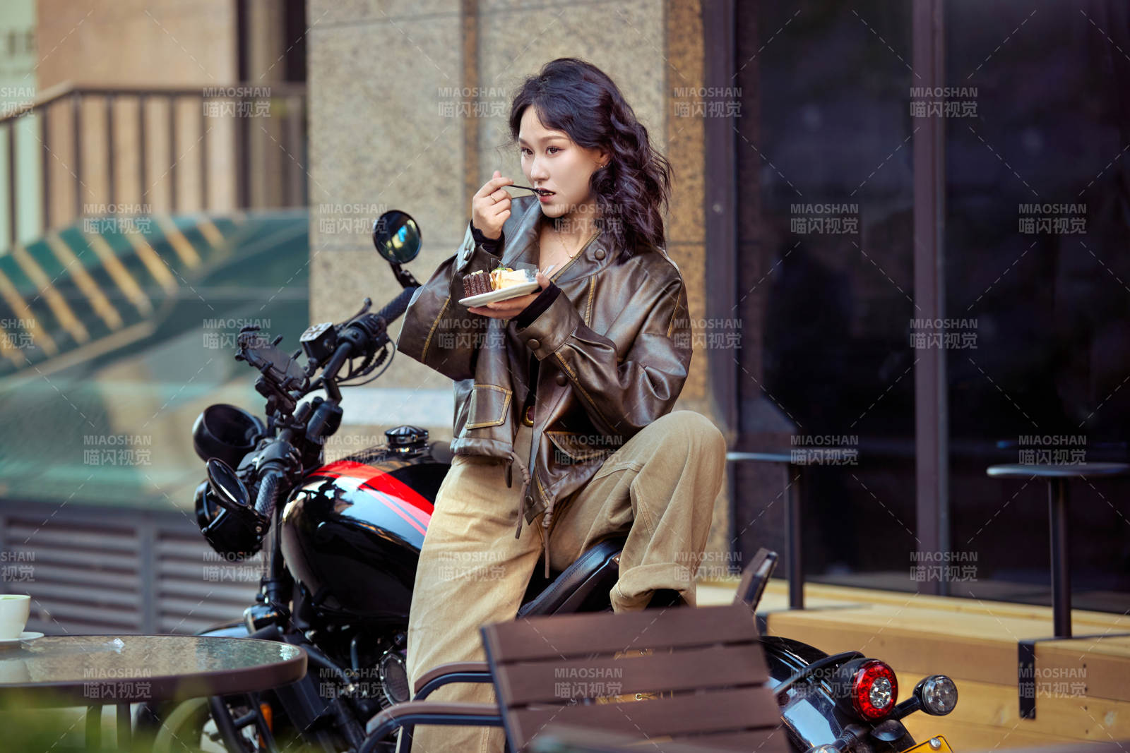 戶外在復古機車上品嘗甜點的亞洲美女