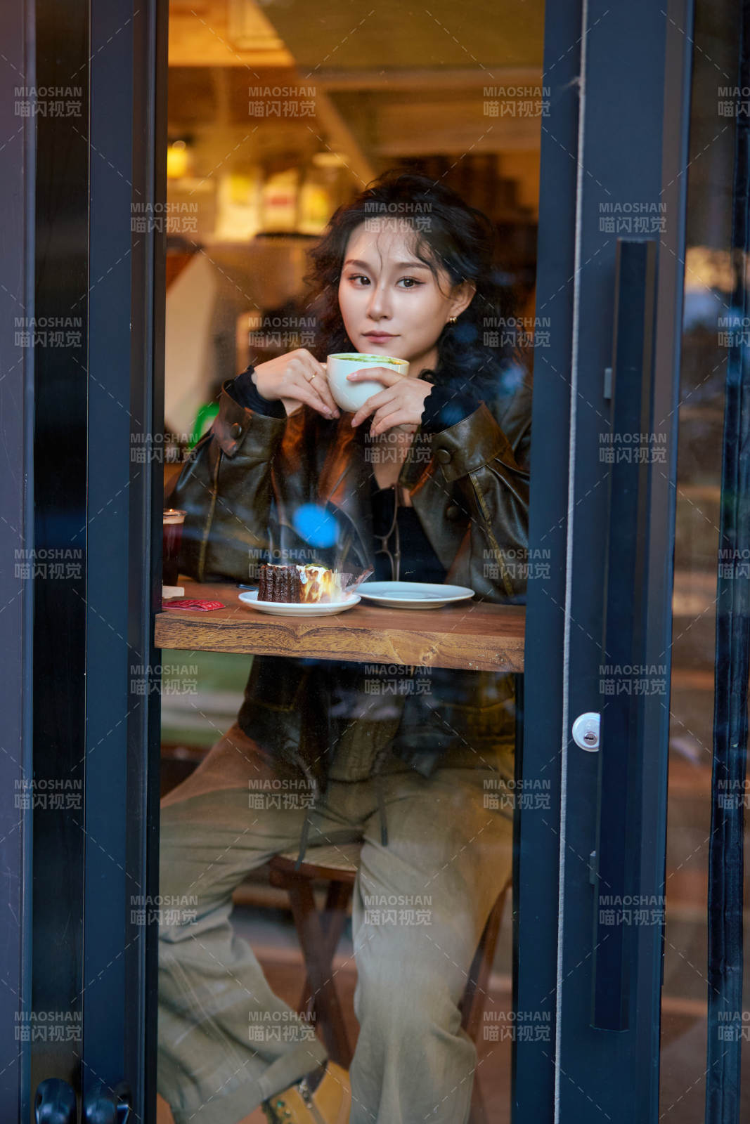 坐在咖啡店里享受咖啡下午茶的美女