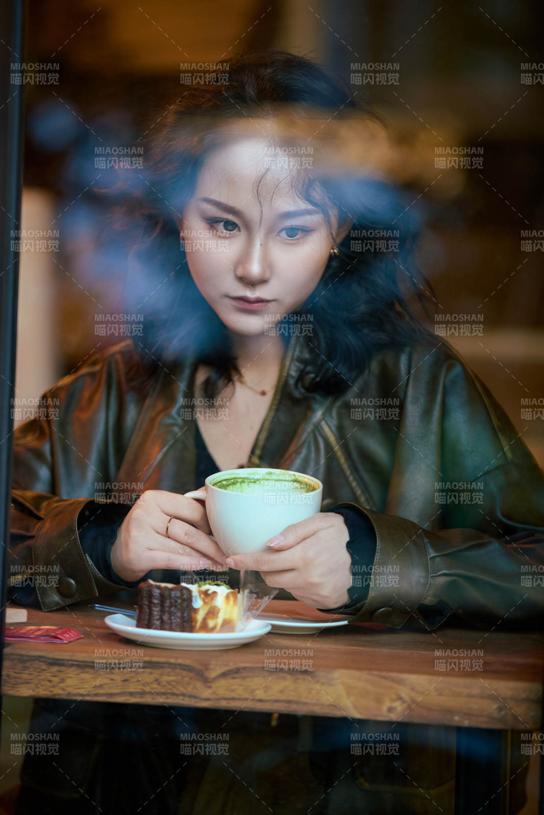 坐在咖啡店里享受咖啡下午茶的美女